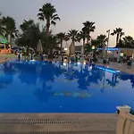 ناجي بيتش فندق غومْبيت